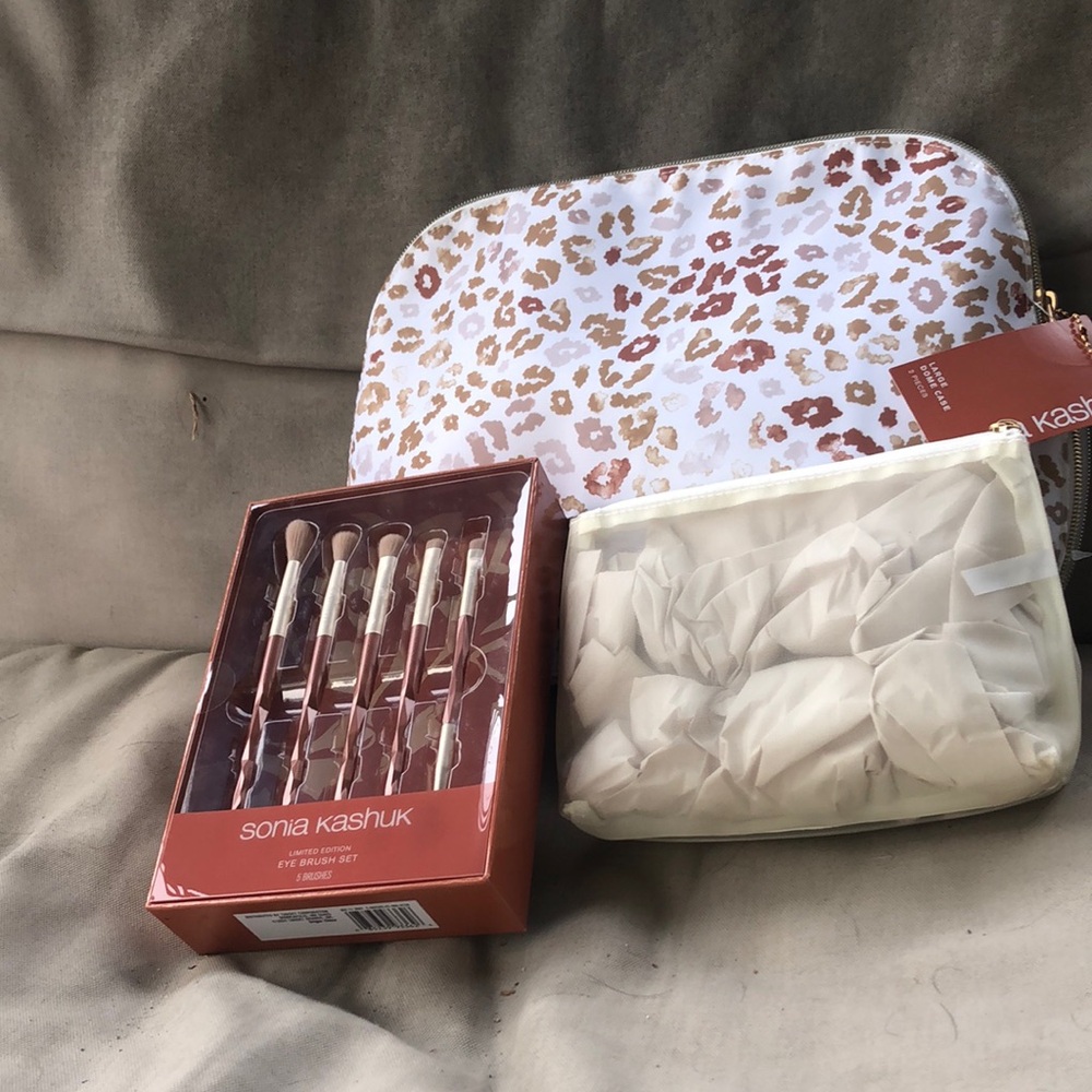 NWT Sonia Kashuk White and Brown Leopard Makeup Bag Set